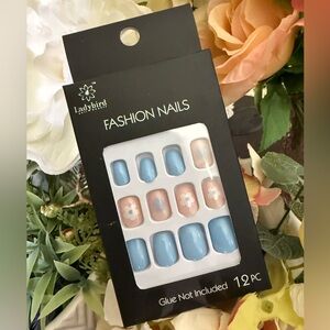 🆕💅🏻 LADYBIRD 12 PIECE FASHION PRESS-ON NAILS. BRAND NEW FACTORY SEALED.
